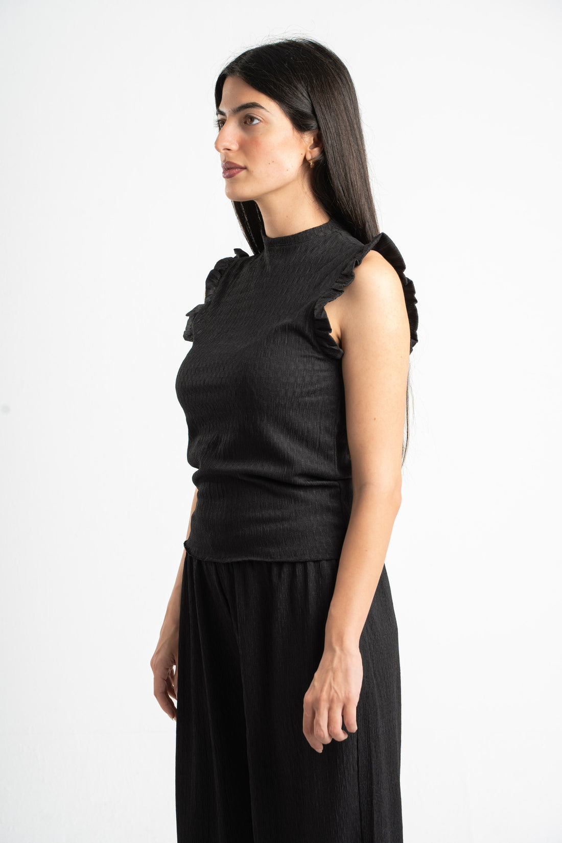 BLACK WRINKLED RUFFLED TOP