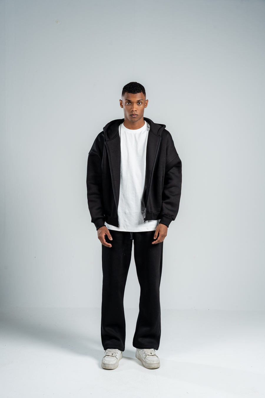 BLACK ESSENTIAL ZIP UP HOODIE