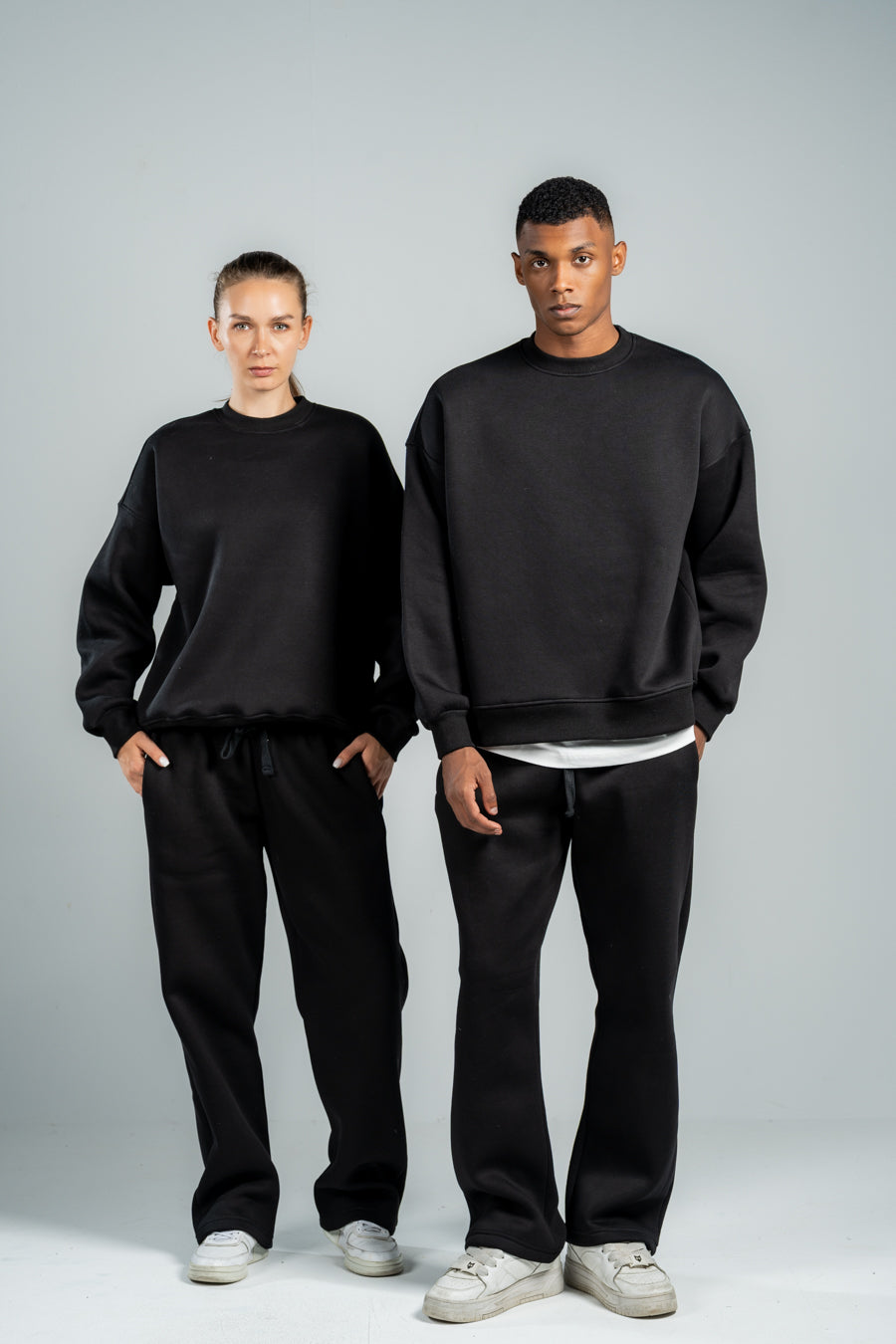 BLACK BOXY-FIT CREWNECK