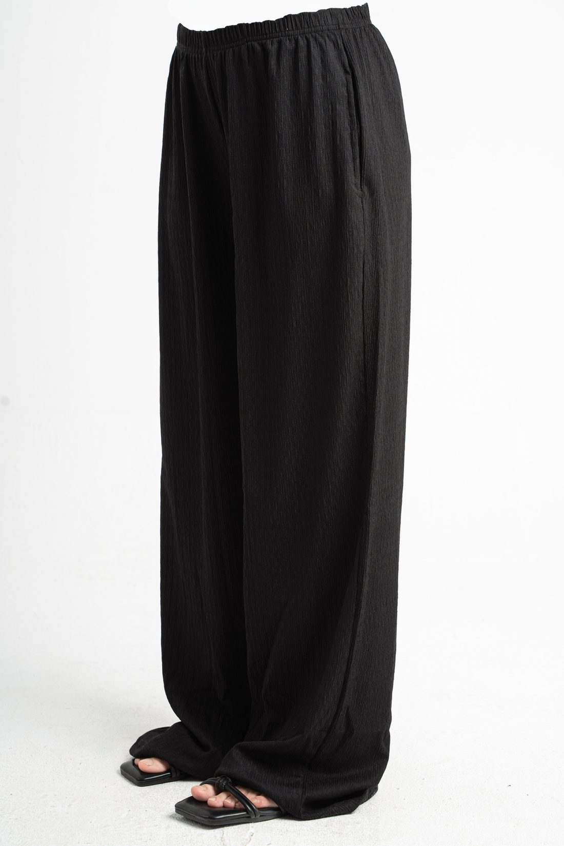 BLACK WRINKLED PANTS