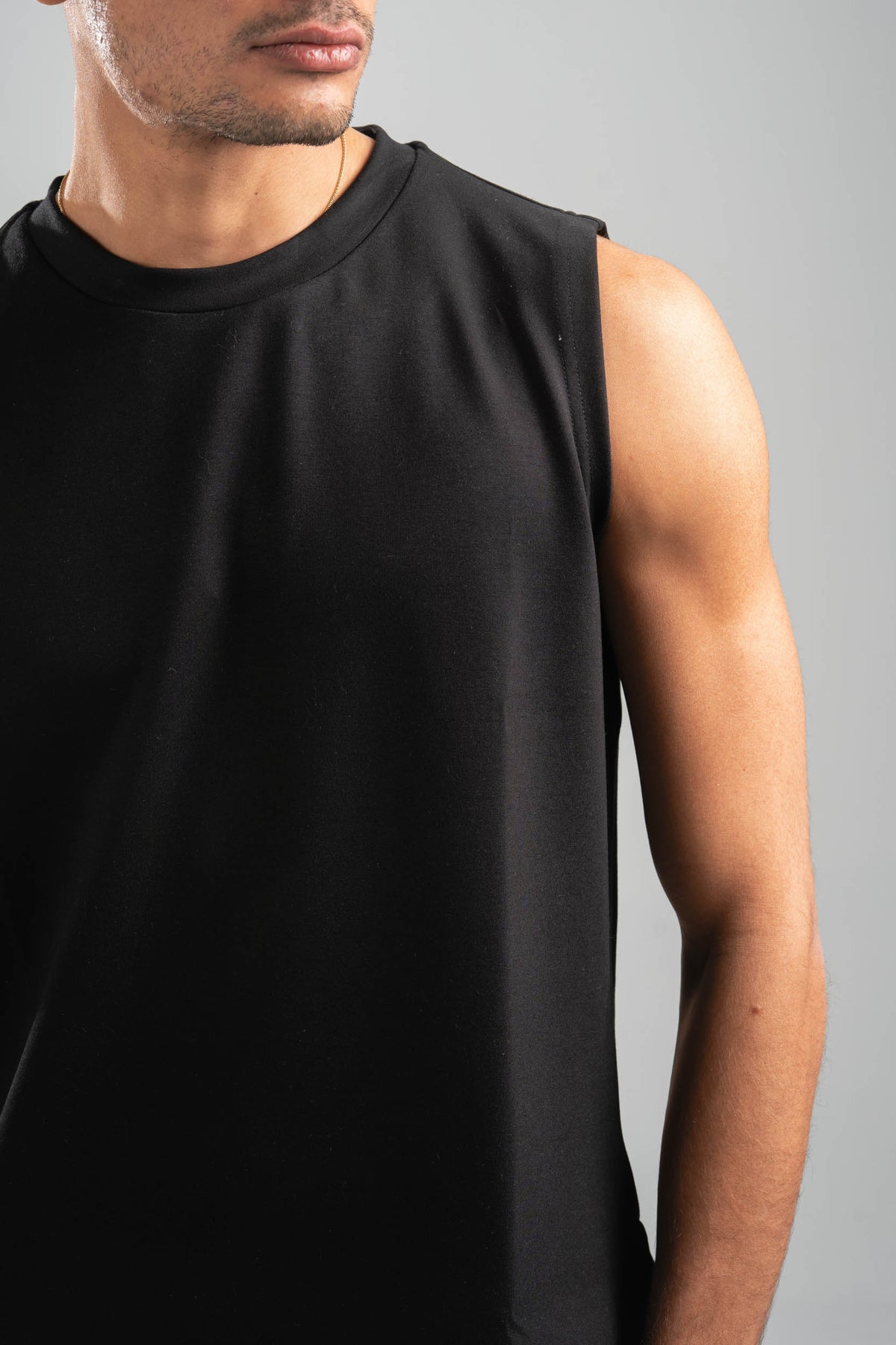 BLACK BASIC SLEEVELESS T-SHIRT