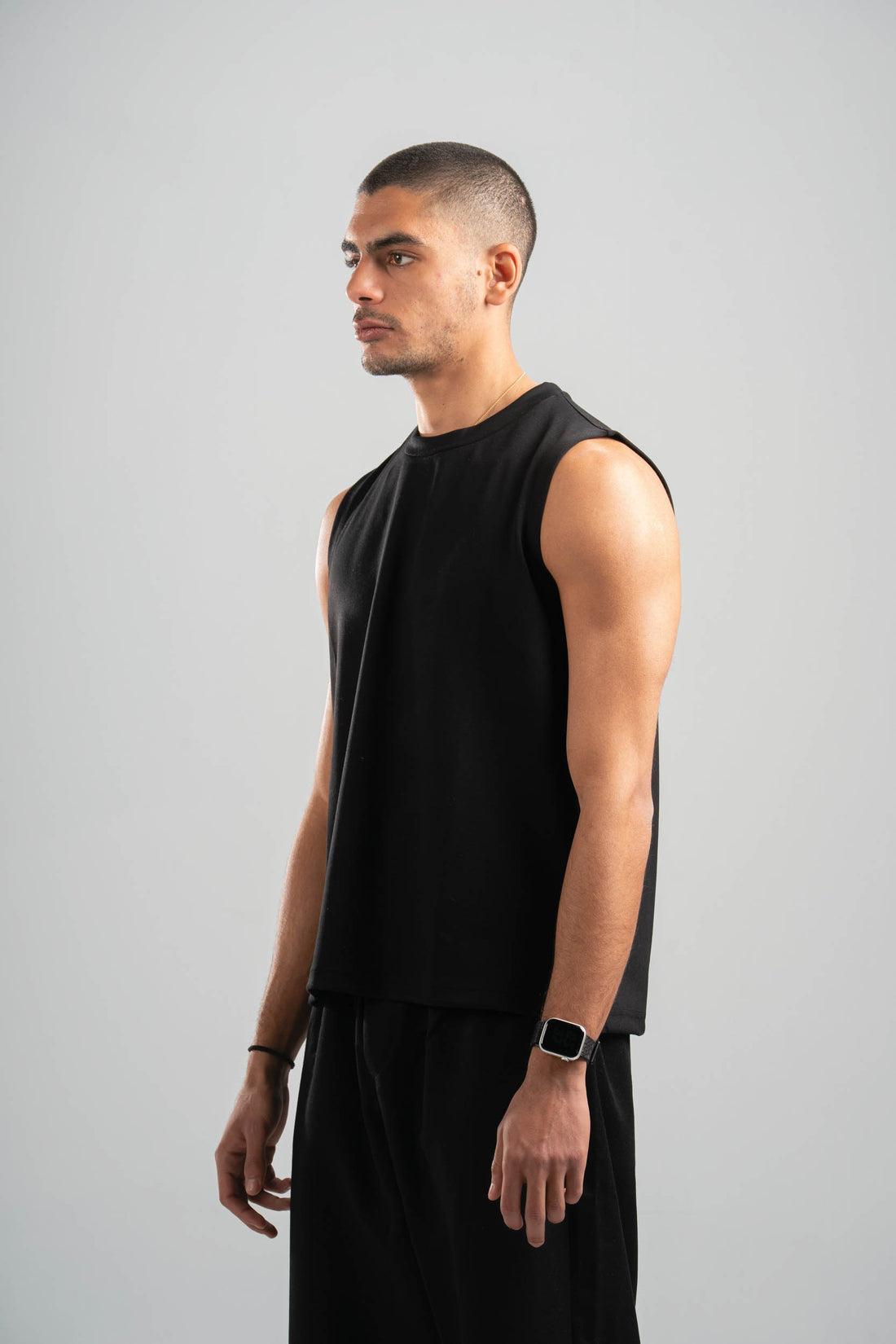 BLACK BASIC SLEEVELESS T-SHIRT