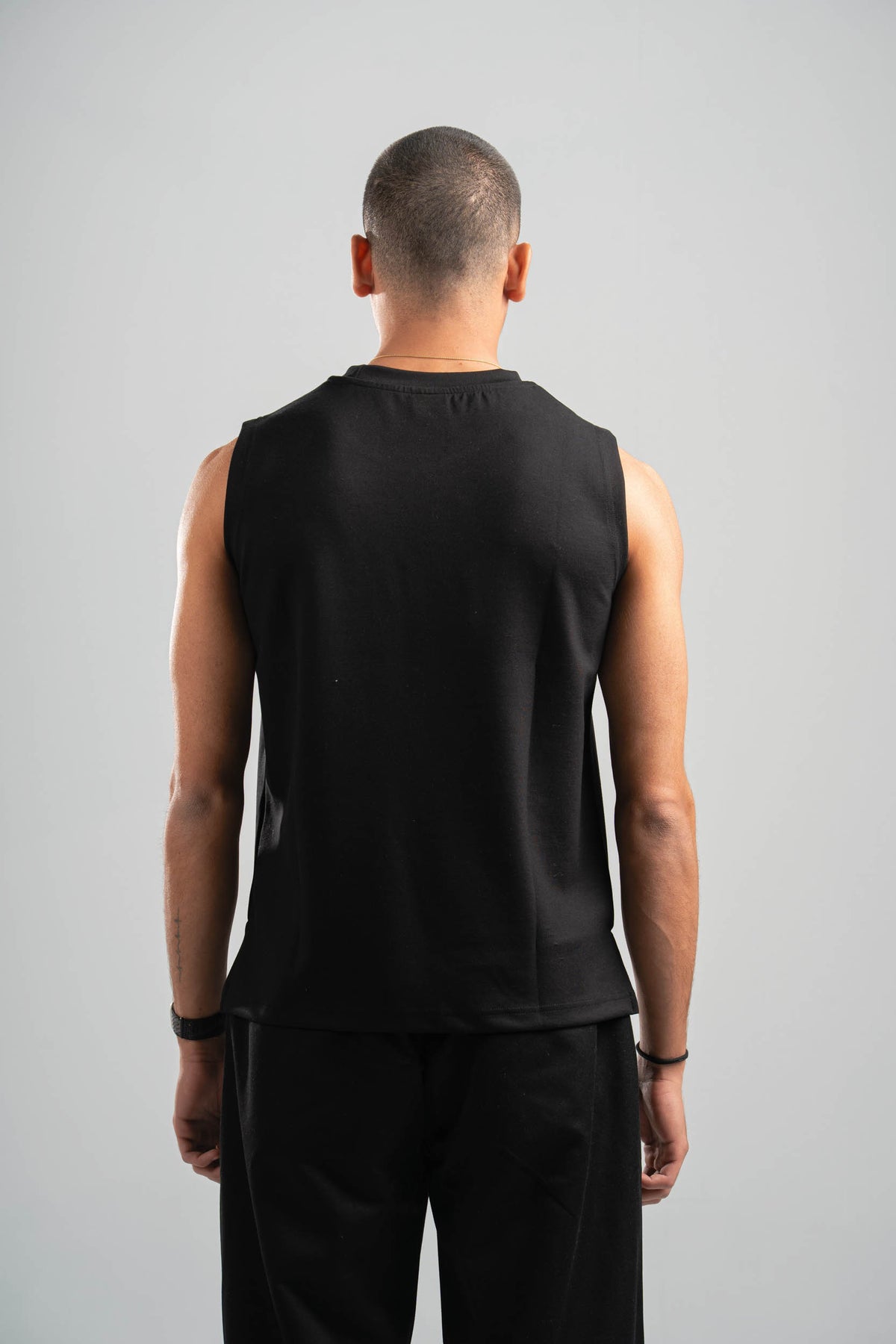 BLACK BASIC SLEEVELESS T-SHIRT