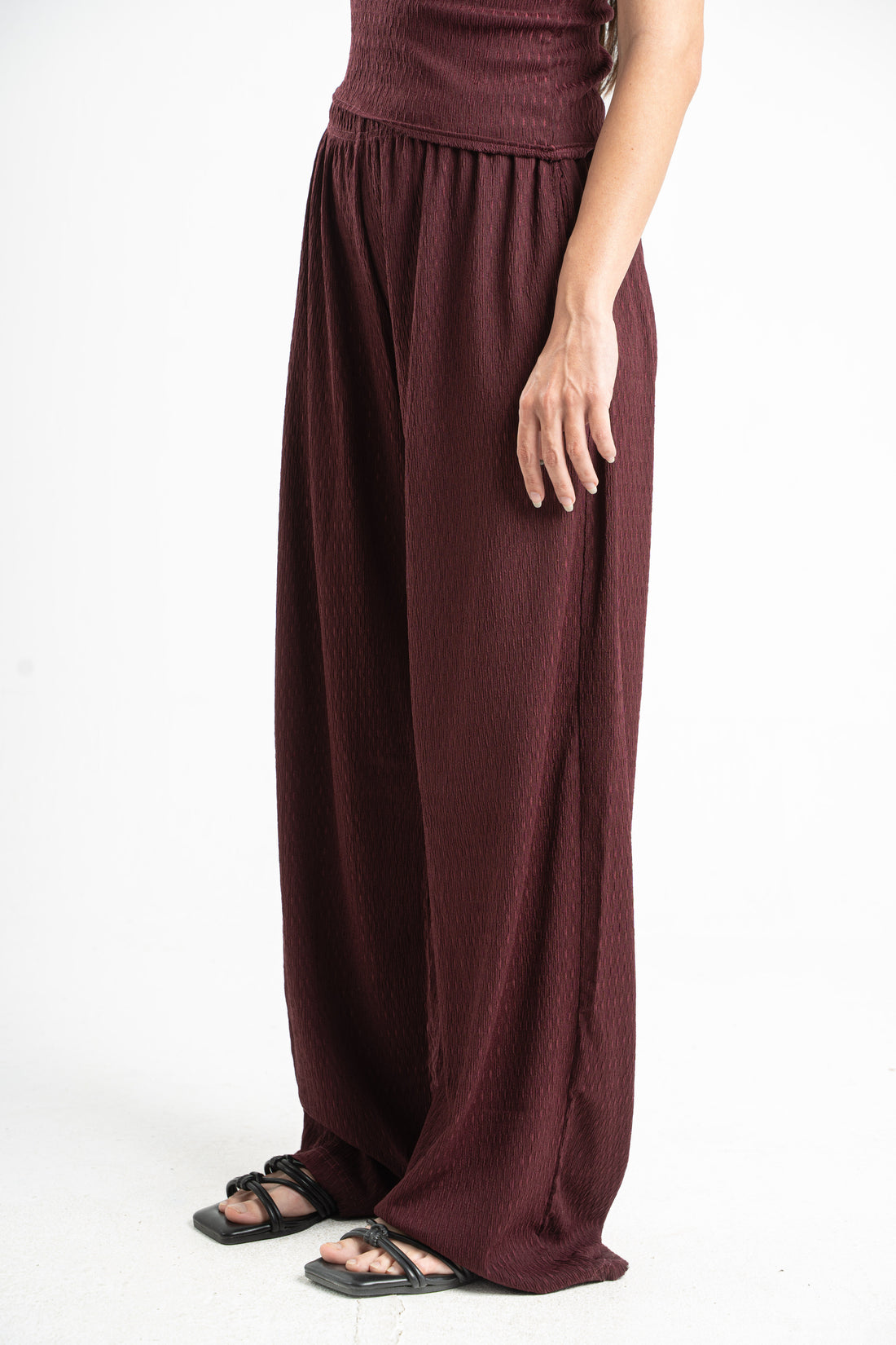BURGUNDY WRINKLED PANTS
