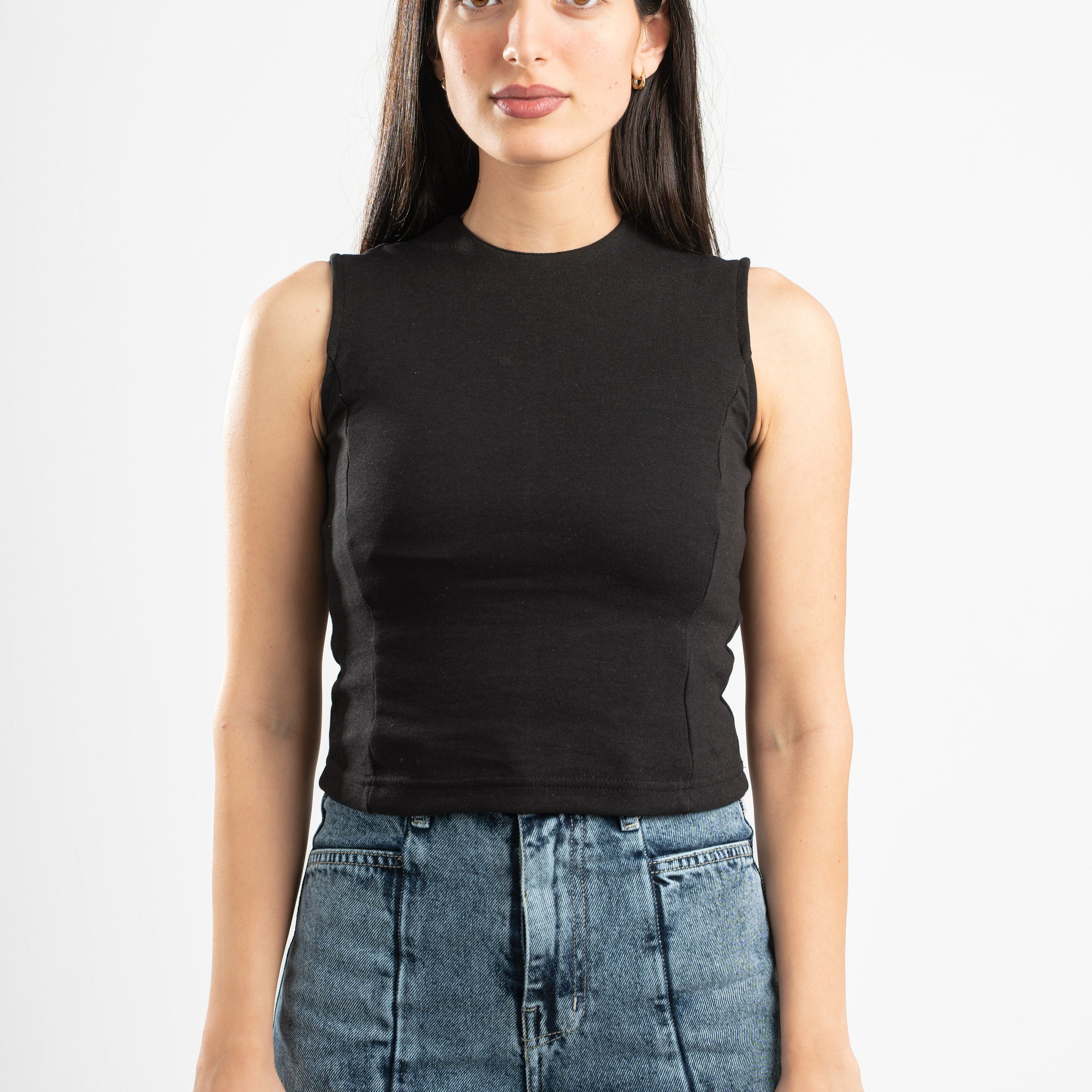 BLACK SLEEVELESS FITTED TOP