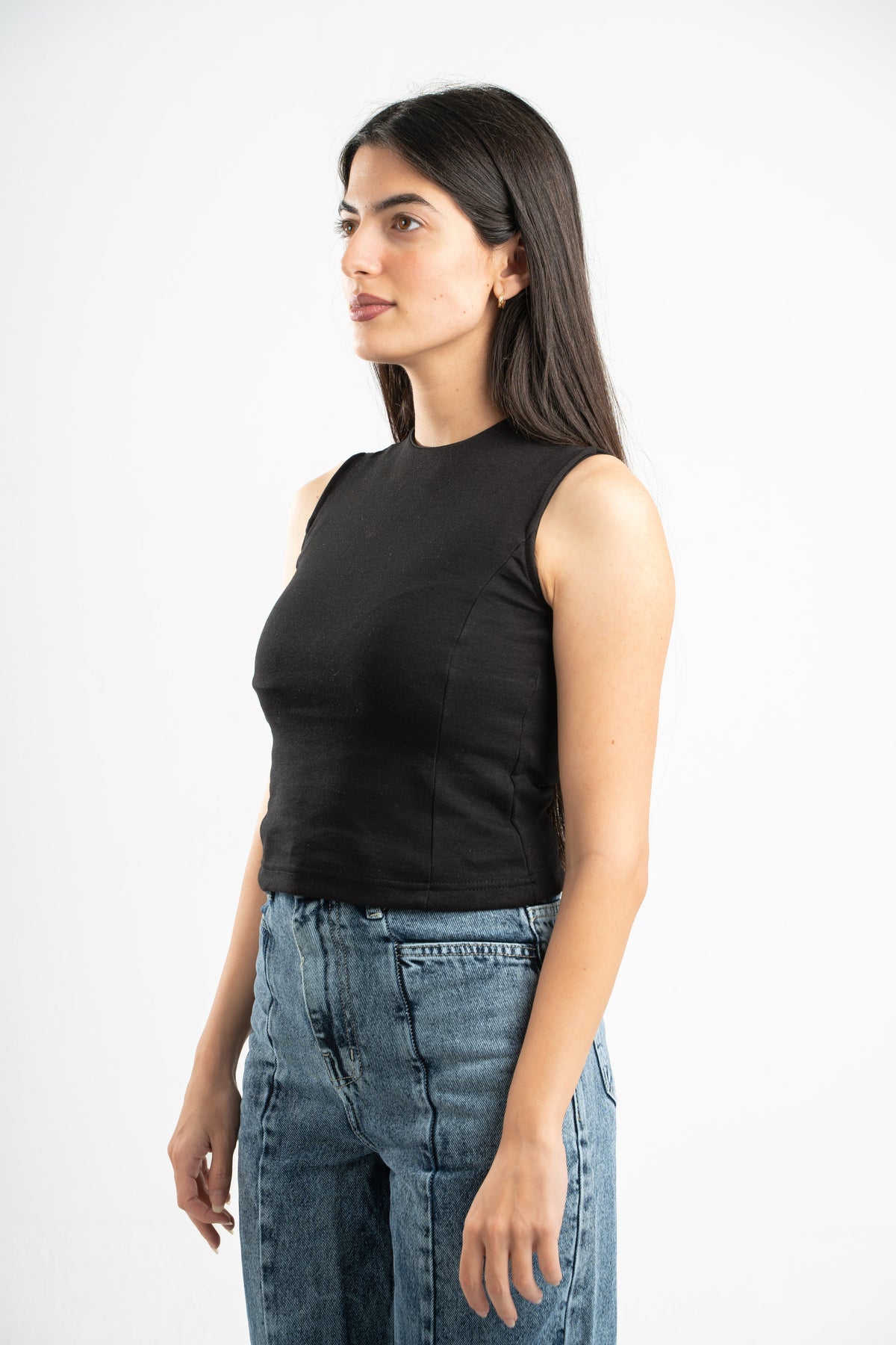 BLACK SLEEVELESS FITTED TOP