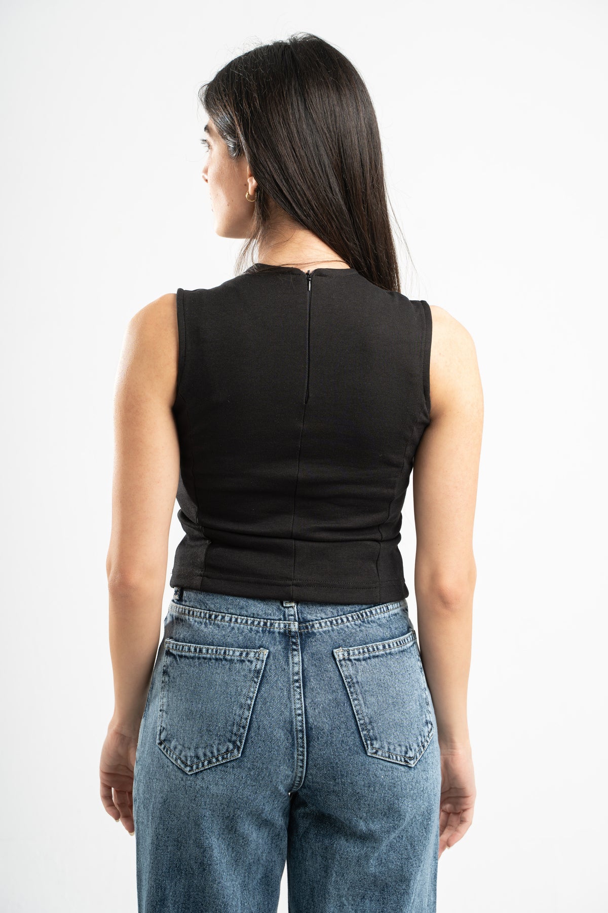 BLACK SLEEVELESS FITTED TOP