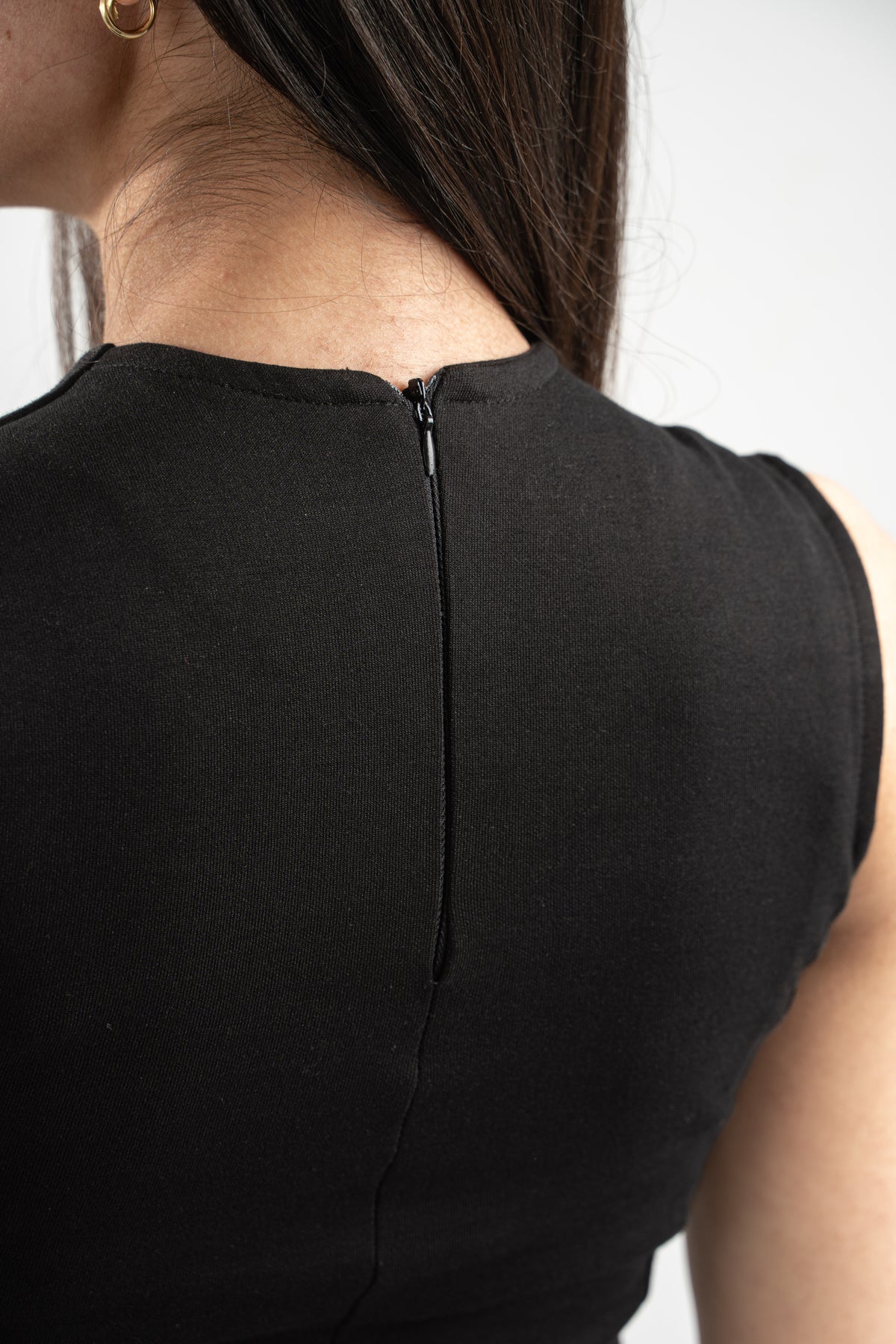 BLACK SLEEVELESS FITTED TOP