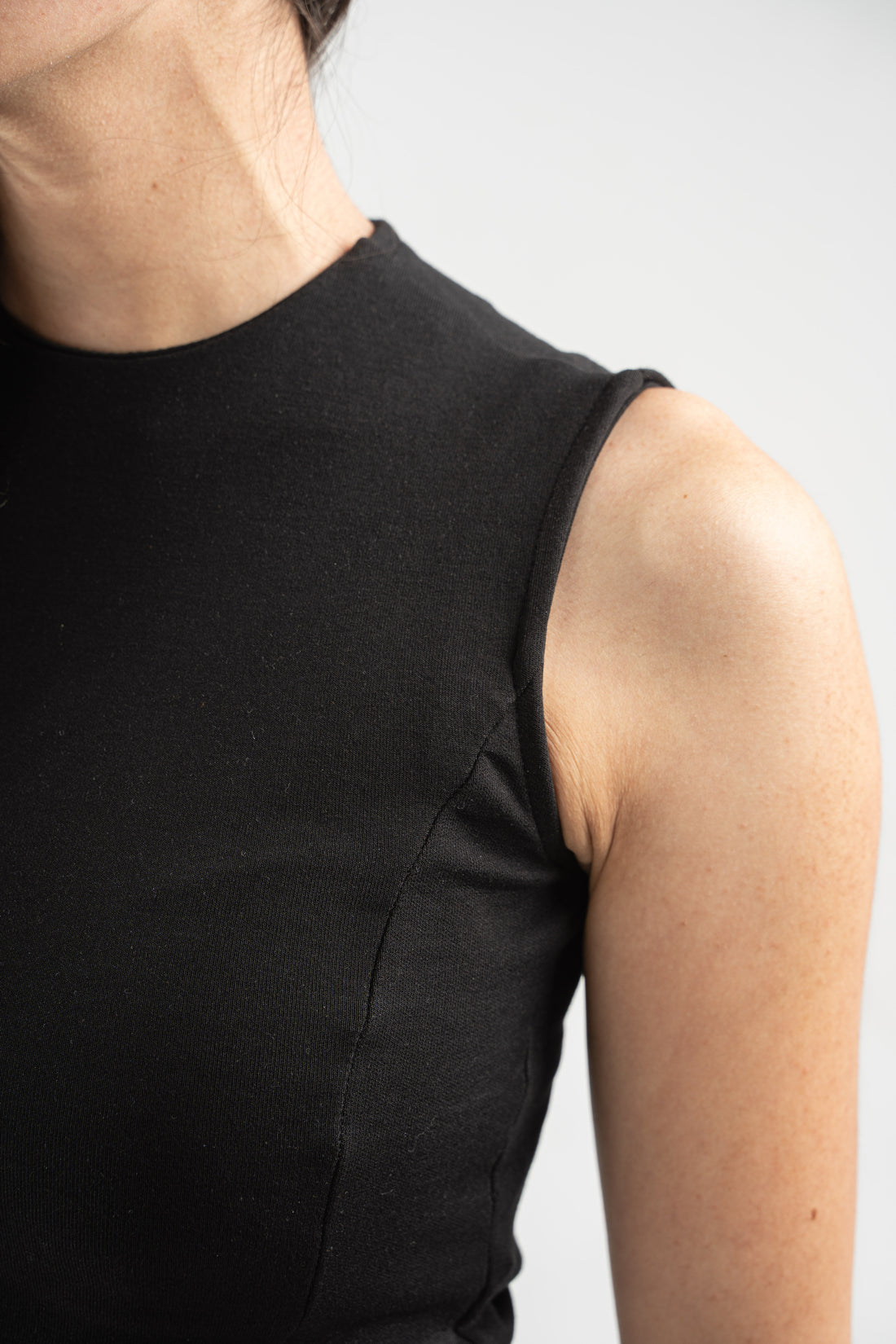 BLACK SLEEVELESS FITTED TOP