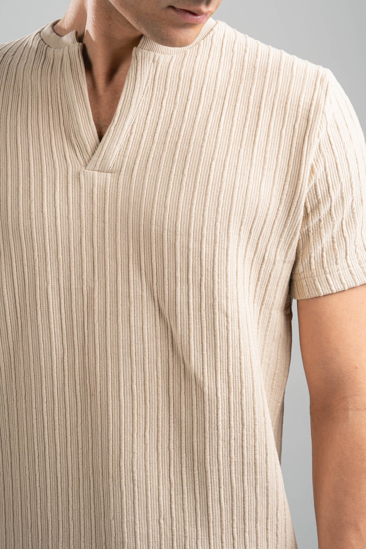 BEIGE WAVY PLEATED SHORT SLEEVE T-SHIRT