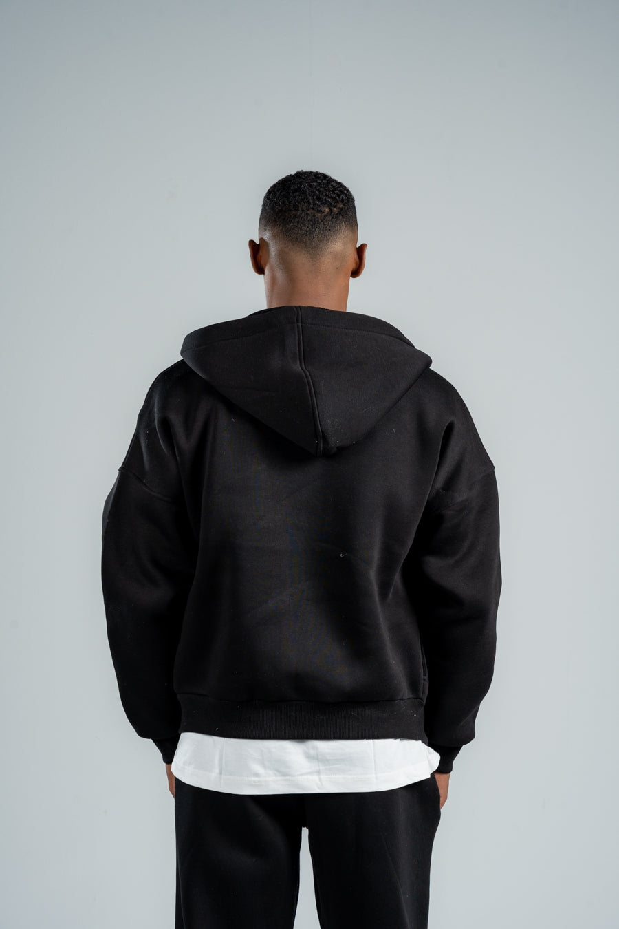 BLACK ESSENTIAL ZIP UP HOODIE
