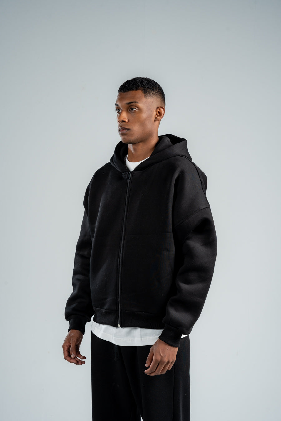 BLACK ESSENTIAL ZIP UP HOODIE