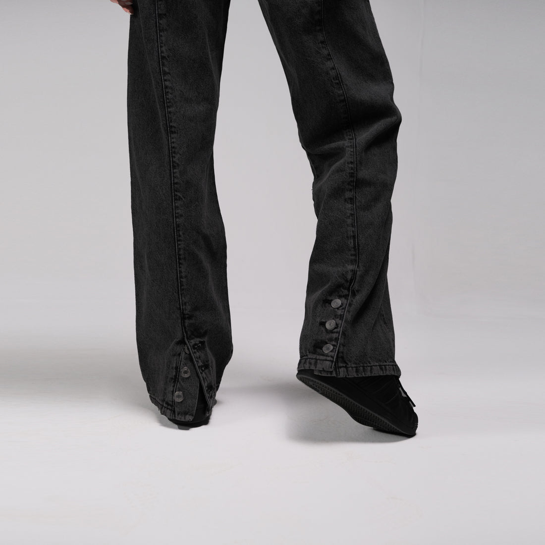 LEG BUTTONED BLACK DENIM PANTS