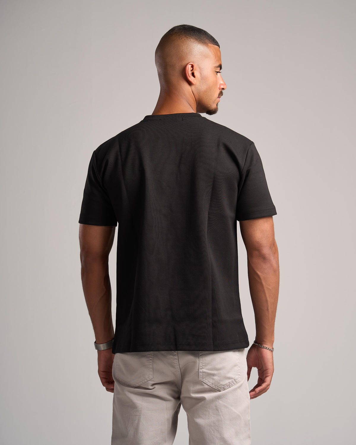 BLACK ESSENTIAL T-SHIRT