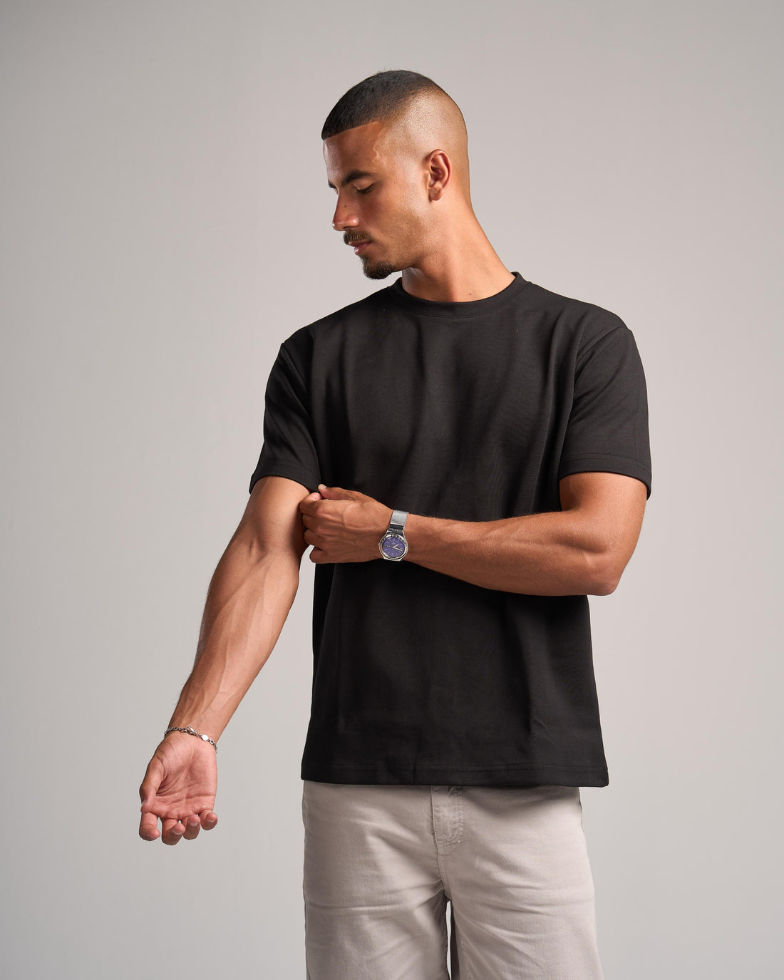 BLACK ESSENTIAL T-SHIRT