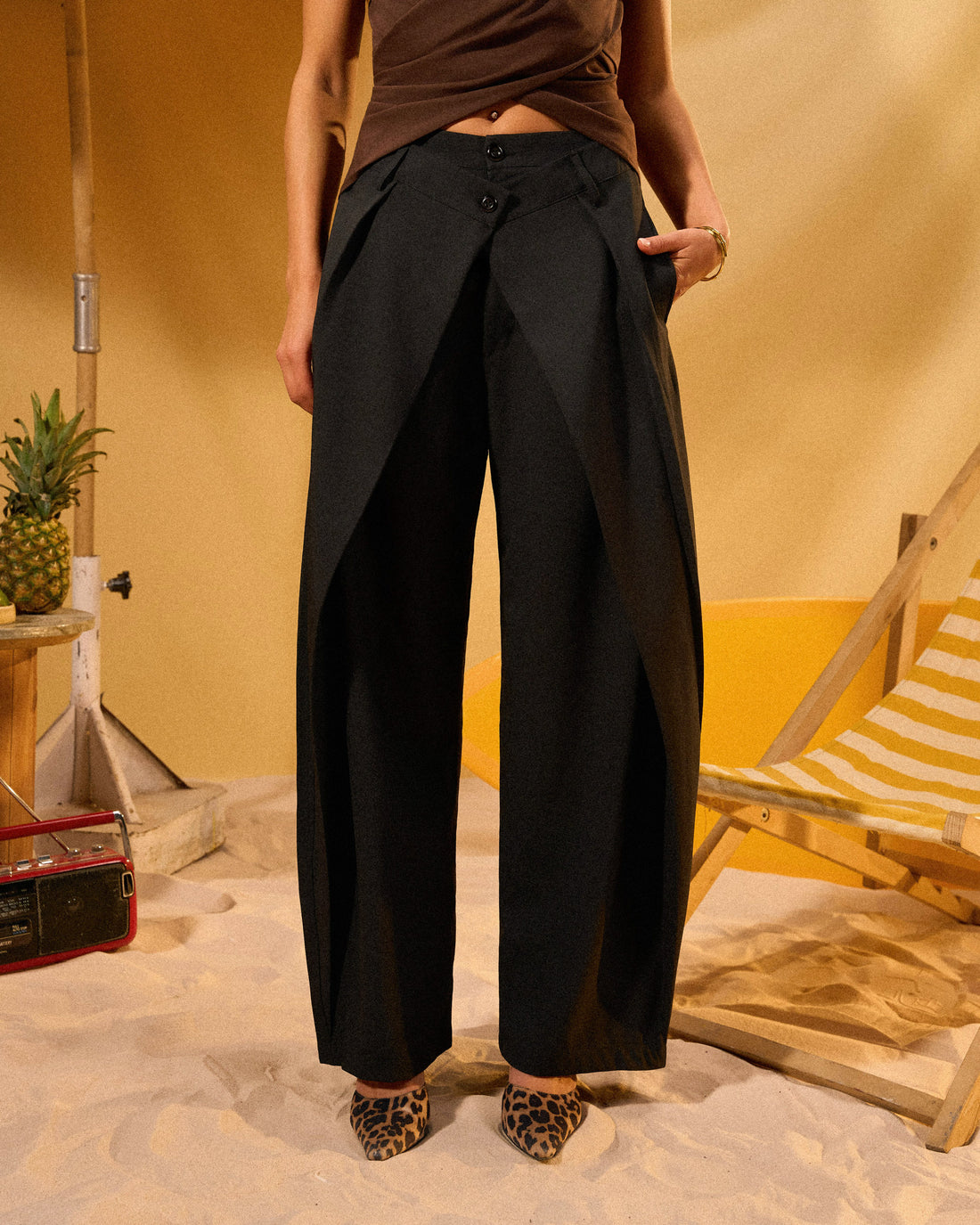 BLACK DOUBLE BUTTON PLEATED PANTS