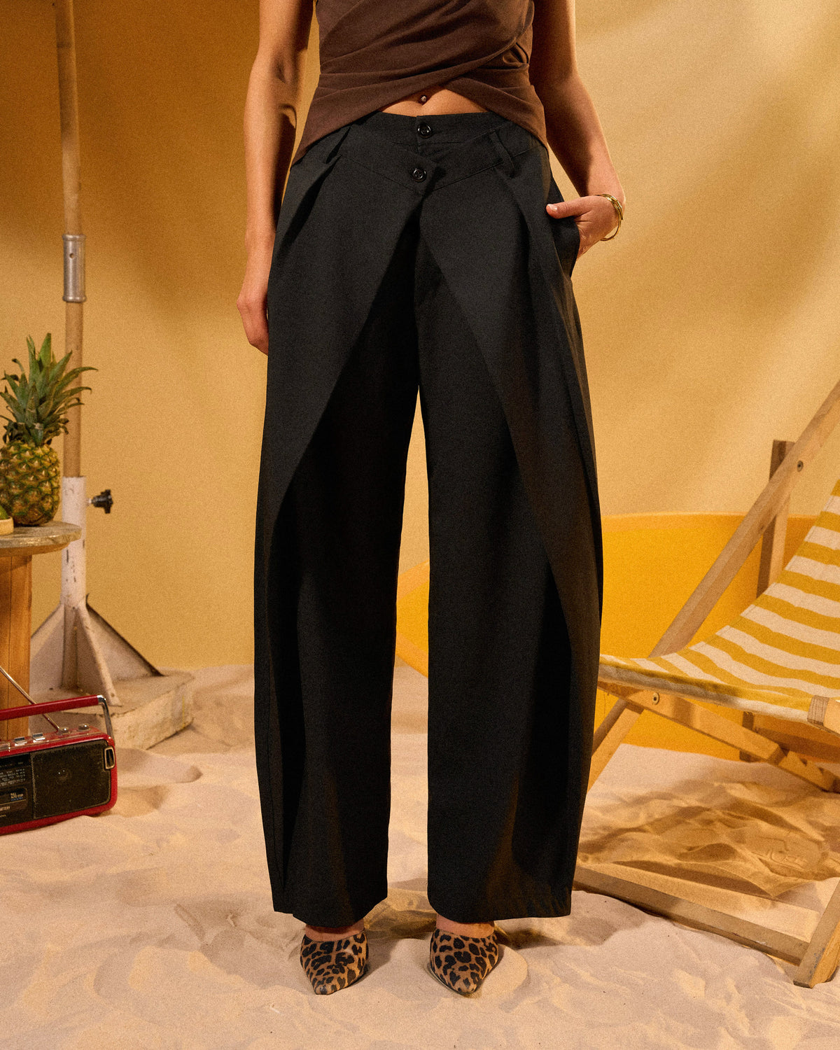 BLACK DOUBLE BUTTON PLEATED PANTS