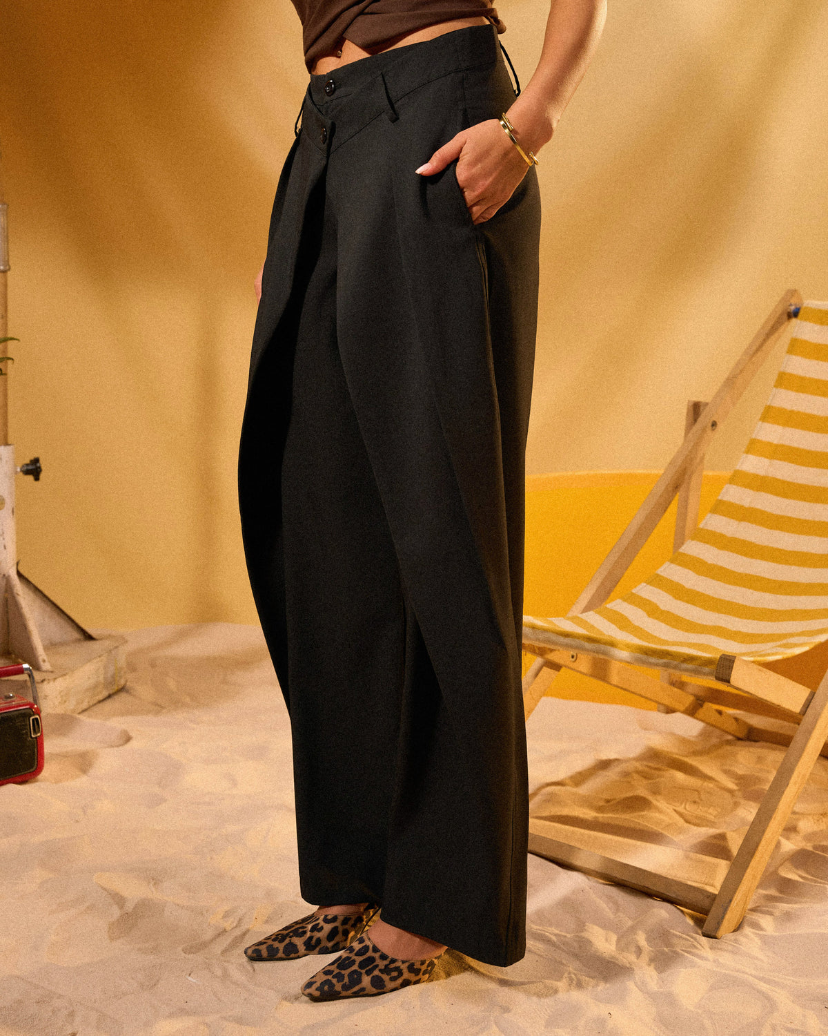 BLACK DOUBLE BUTTON PLEATED PANTS