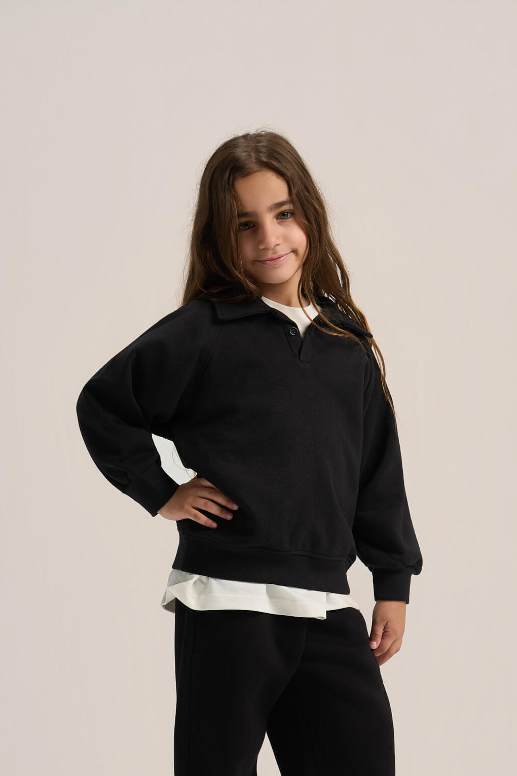 BLACK LITTLE ONES V-NECK COLLAR SWEATSHIRT