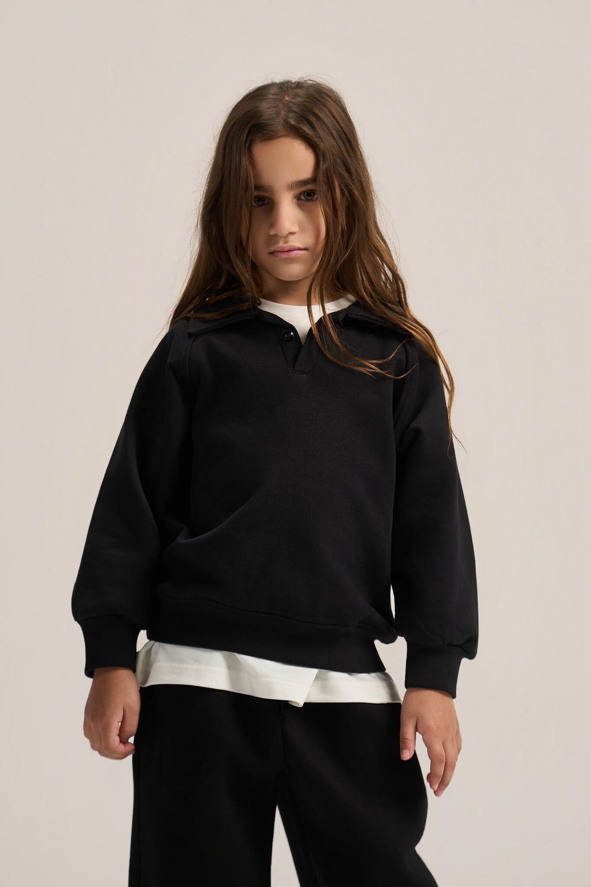 BLACK LITTLE ONES V-NECK COLLAR SWEATSHIRT