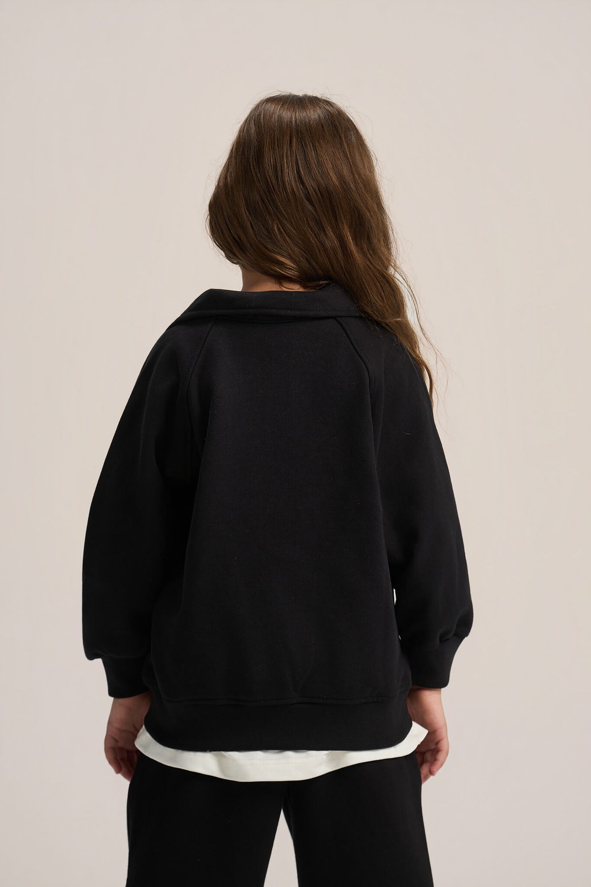 BLACK LITTLE ONES V-NECK COLLAR SWEATSHIRT