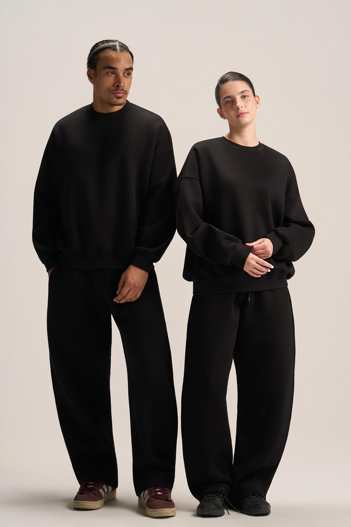 BLACK BOXY-FIT CREWNECK