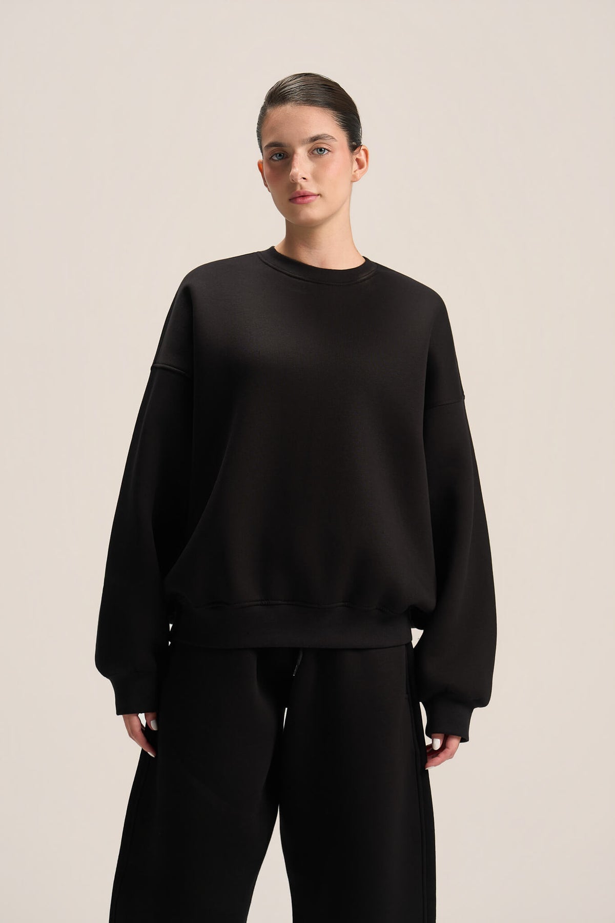 BLACK BOXY-FIT CREWNECK
