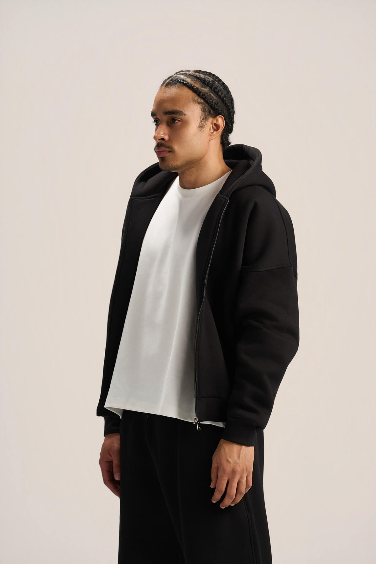 BLACK ESSENTIAL ZIP UP HOODIE