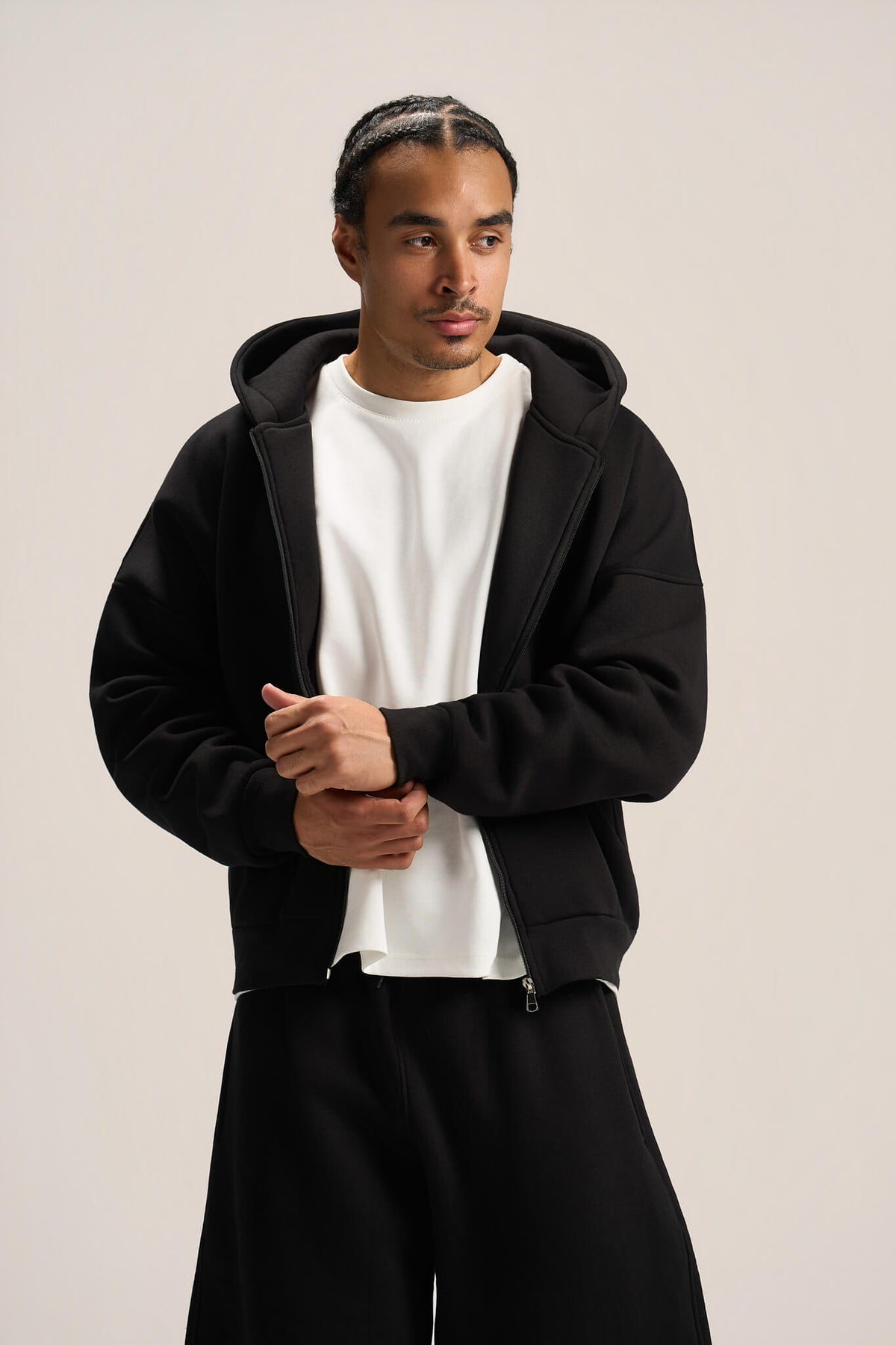 BLACK ESSENTIAL ZIP UP HOODIE