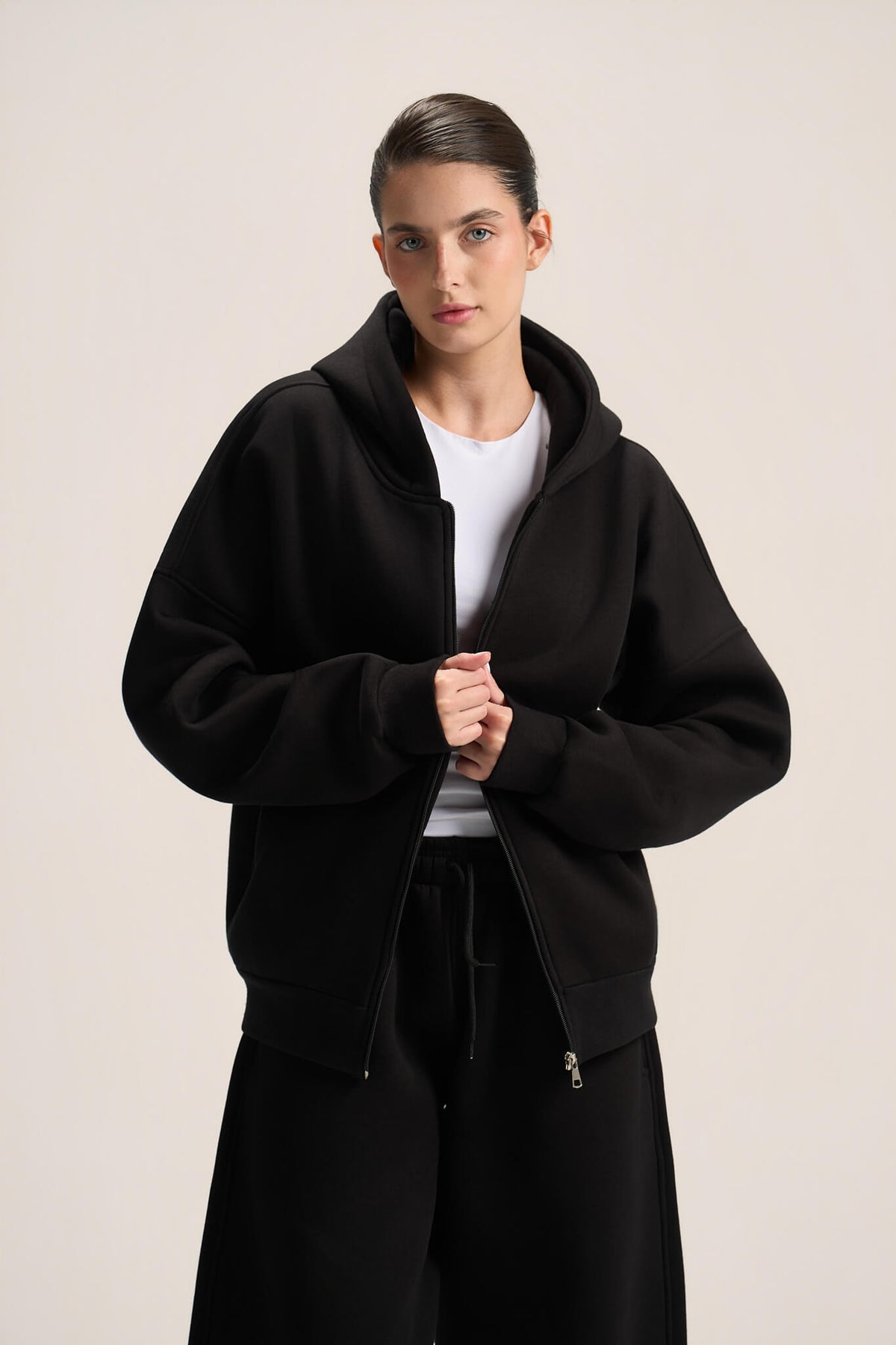 BLACK ESSENTIAL ZIP UP HOODIE