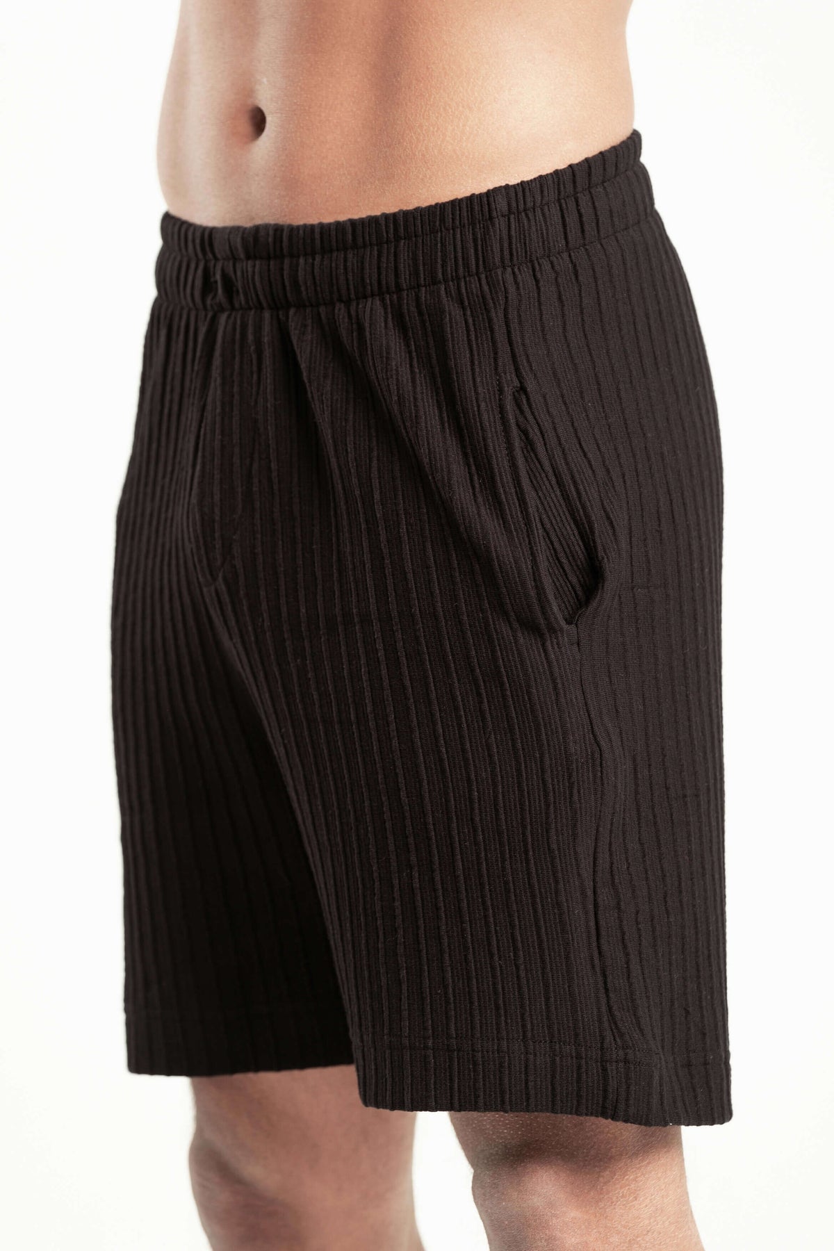 BLACK WAVY PLEATED SHORT