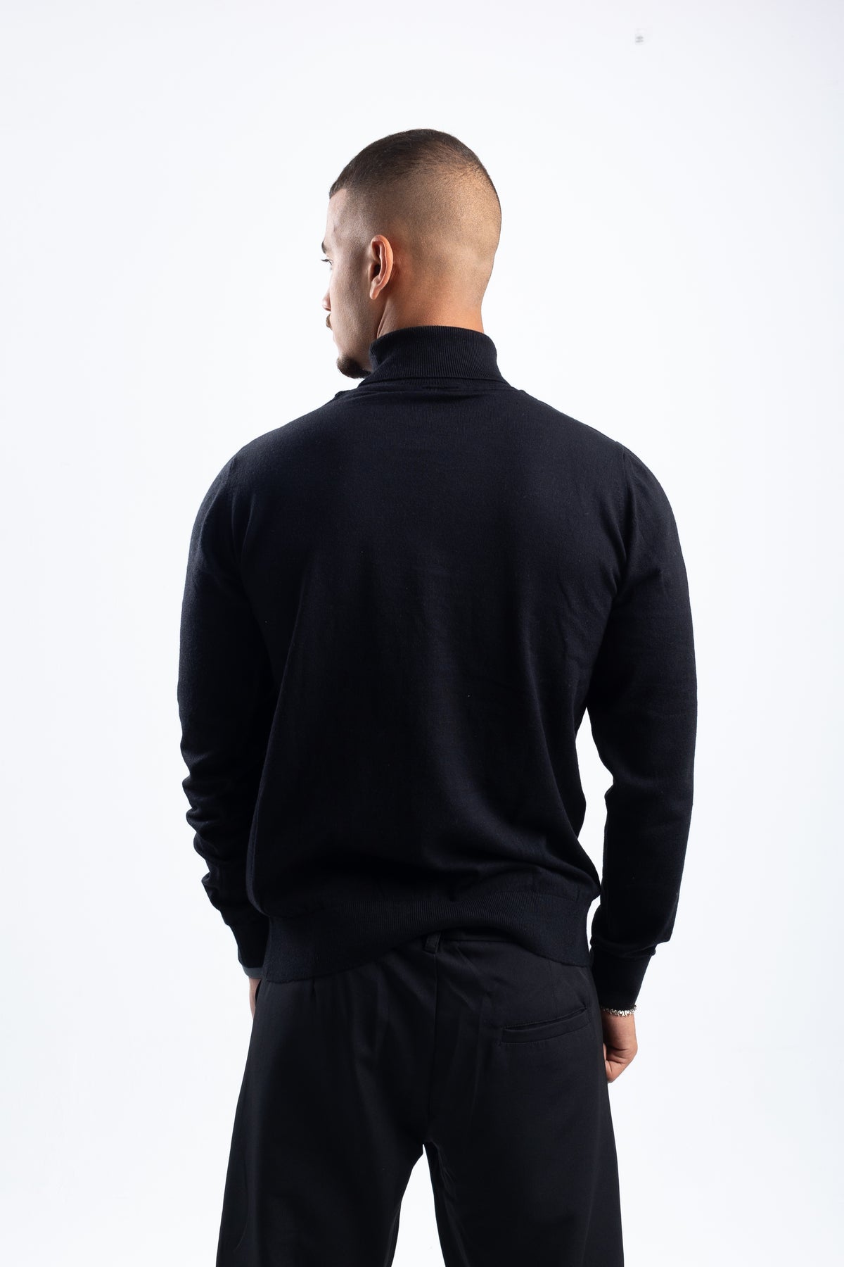 BLACK KNITTED TURTLENECK